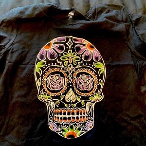 NWT cute fall/Halloween ladies tee with fancy skull design.  Large